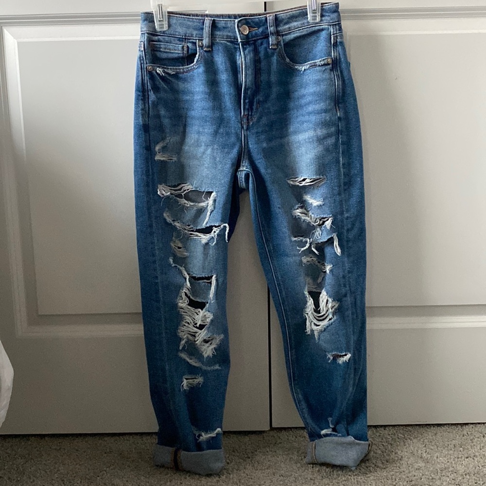 American Eagle Ripped Mom Jeans💙